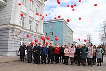 В память о Победе жители Сарапула выпустили в небо красные шары