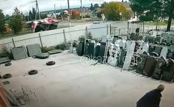 В Казани на видео попало, как легковушка едва не опрокинула пожарный автомобиль