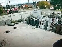 В Казани на видео попало, как легковушка едва не опрокинула пожарный автомобиль
