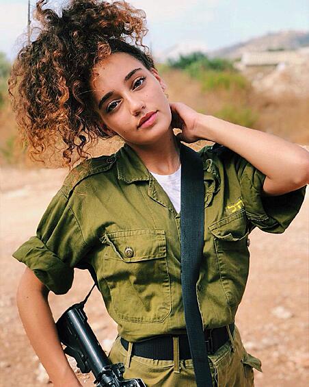 Изначально девушкам выдавали оружие и отправляли воевать еще во время Войны за Независимость в Палестине.