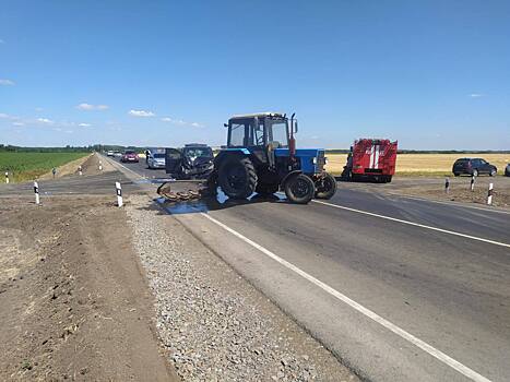 Два человека пострадали в ДТП с трактором в Ростовской области
