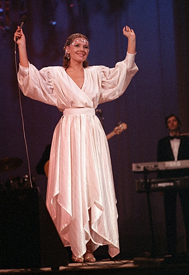 Всесоюзную известность Людмила Сенчина получила благодаря песне "Золушка", ее она исполнила на "Голубом огоньке" в 1970 году