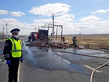 На астраханской трассе сгорел грузовик со сладостями