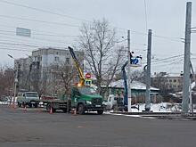 В Курске специалисты ремонтируют светофор на Октябрьской