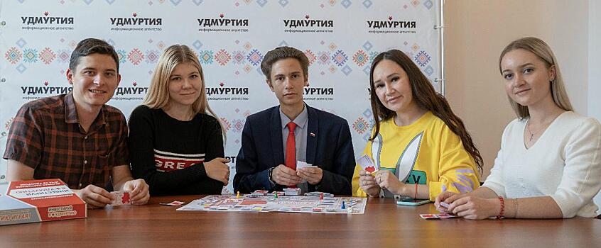 Журналисты ИА «Удмуртия» познакомились с создателем деловой настольной игры о республике