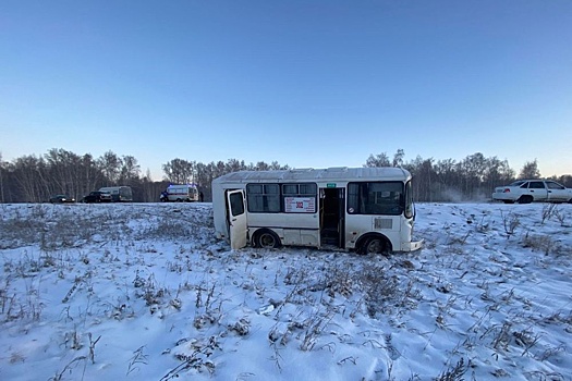 Под Челябинском иномарка врезалась в пассажирский автобус