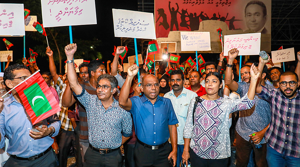 «Если вы находитесь в Мале, вам стоит проявлять осторожность и избегать любых протестов или шествий. Нет данных о том, что удаленные острова, курорты или Международный аэропорт Мале затронуты», — говорится на британском правительственном сайте. На фото: оппозиционный митинг в городе Мале на Мальдивах, 4 февраля 2017 года