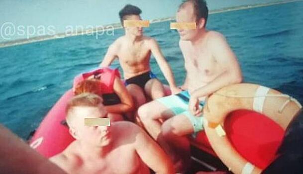 В Анапе ветром унесло в море катамаран с 4 туристами на борту