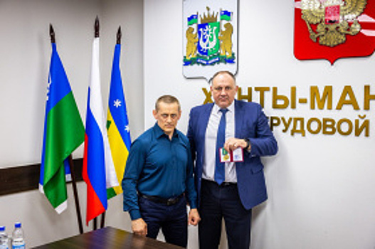 Глава Ханты-Мансийска Максим Ряшин получил медаль «За помощь в СВО» от Батальона «Югра»