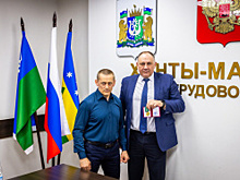 Глава Ханты-Мансийска Максим Ряшин получил медаль «За помощь в СВО» от Батальона «Югра»