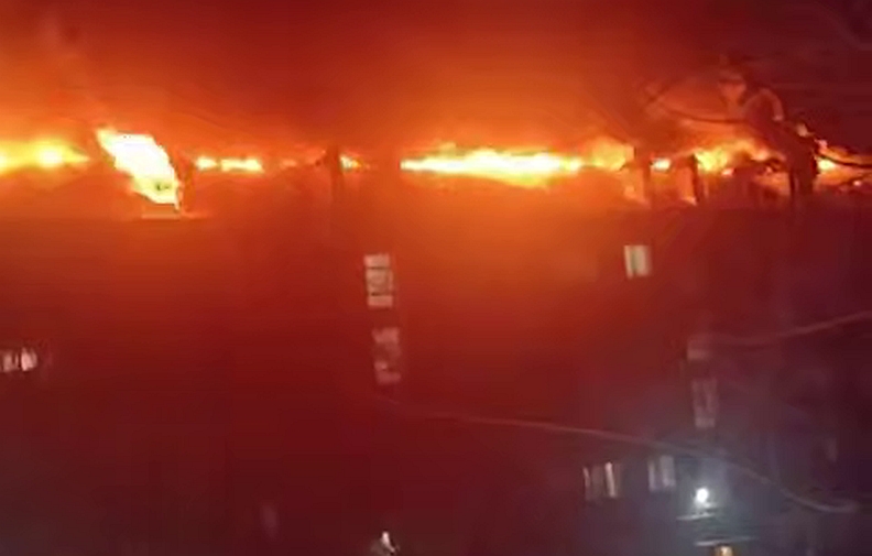 В Оренбурге загорелась кровля многоквартирного дома