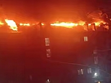 В Оренбурге загорелась кровля многоквартирного дома