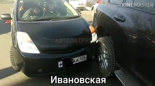 Во Владивостоке столкнулись «Приус» и «Крузак»