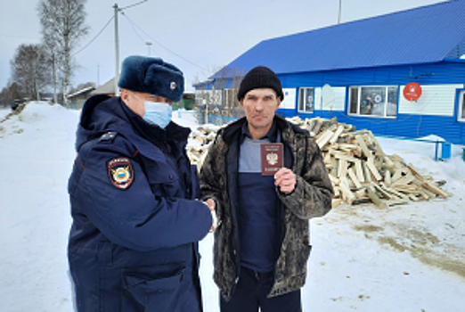 В Югре участковый уполномоченный полиции помог местному жителю сменить советский документ на паспорт гражданина Российской Федерации