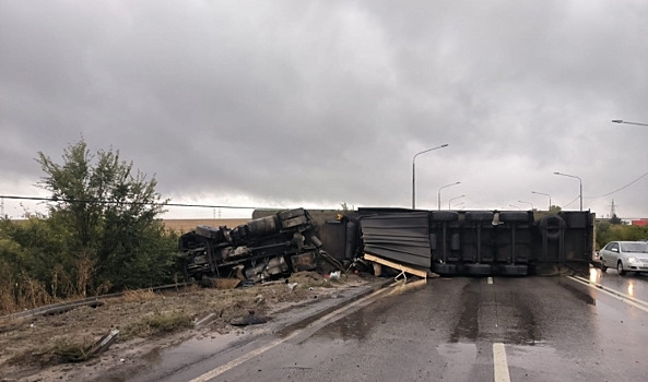 На севере Волгограда на дороге перевернулась многотонная фура