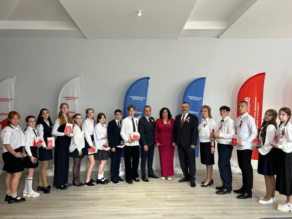 В День России одаренным школьникам Тамбовской области вручили паспорта