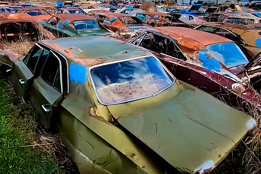 Видео: посмотрите на заброшенное кладбище классических Chrysler