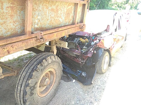 На трассе М-10 "Лада" въехала под трактор: два человека в тяжёлом состоянии