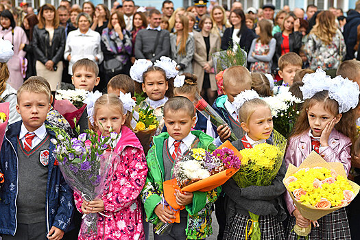 Российские школьники мерзнут на улице перед уроками
