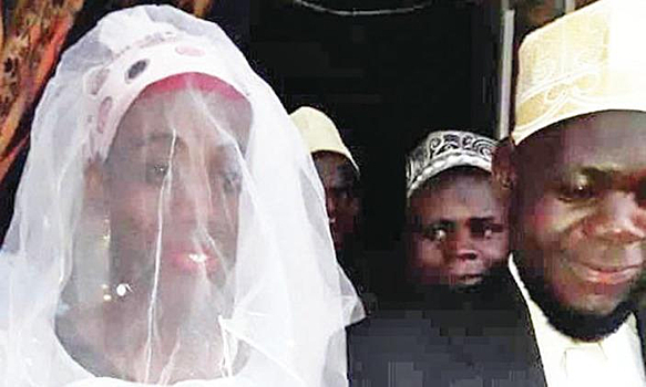 Священник случайно женился на мужчине-мошеннике в Уганде