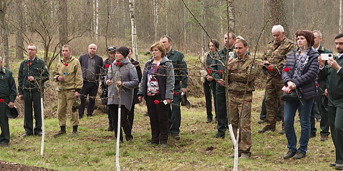 На месте гибели десяти юных защитниц Ленинграда посадили яблоневый сад