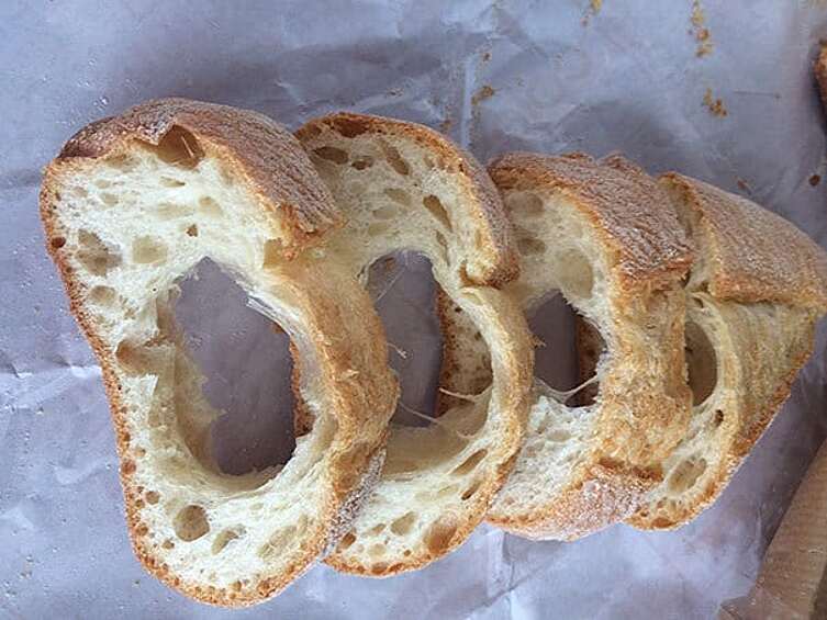 Этот хлеб, кажется, в чем-то провинился.