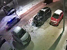 В Кирове три экипажа ДПС остановили нарушителя 15 выстрелами и попали на видео
