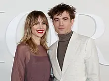 Роберт Паттинсон посетил показ Dior в Египте вместе с подругой Сьюки Уотерхаус