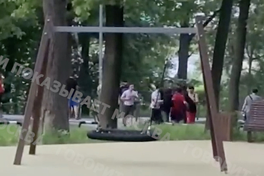 Мигранты устроили массовую драку в Москве и попали на видео
