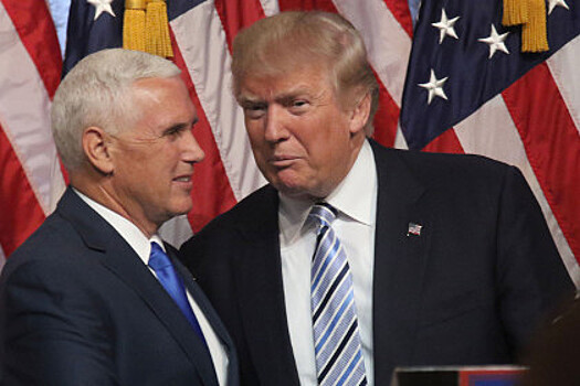 Майк Пенс (слева) и Дональд Трамп