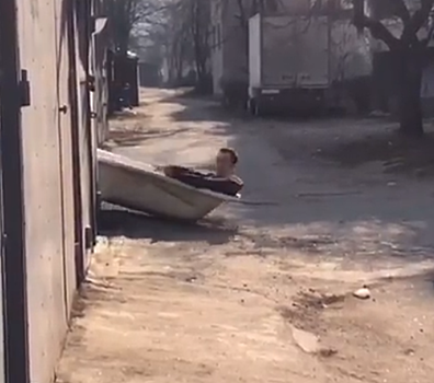 Шутку сидевшего на улице в ванне пранкера не оценили в Нальчике