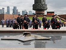 В преддверии Дня Победы столичные росгвардейцы возложили цветы к Вечному огню на Поклонной горе