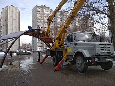 Рабочие отремонтировали крышу навеса в парке Балашихи по жалобе в «Добродел»
