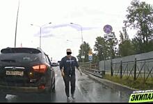 Видео с поступком автомобилистки из Хабаровска обсуждают в Сети