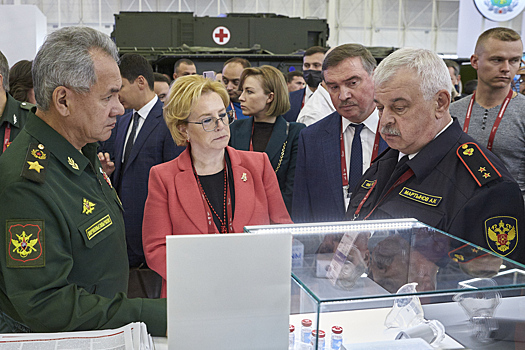 Министр обороны России осмотрел экспозиции Международного военно-технического форума «Армия-2021»