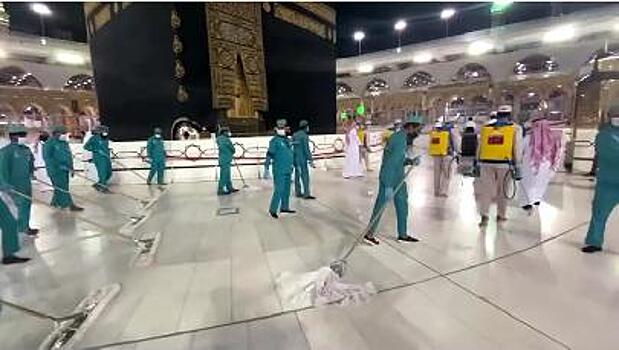 В Саудовской Аравии дезинфицировали самый большой храм в мире