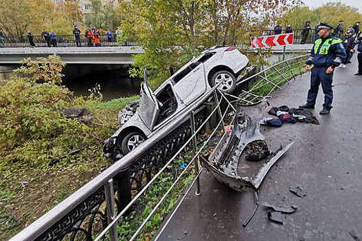 В Москве пьяный водитель на Opel едва не рухнул в Яузу и попал на видео