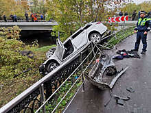 В Москве пьяный водитель на Opel едва не рухнул в Яузу и попал на видео