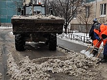 Оклады отрабатывают. Петербуржцы высмеяли «уборку» тротуара в Красногвардейском районе для фотоотчета