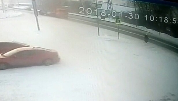 Поскользнувшаяся пенсионерка попала под КамАЗ и отделалась переломом ребра