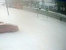 Поскользнувшаяся пенсионерка попала под КамАЗ и отделалась переломом ребра