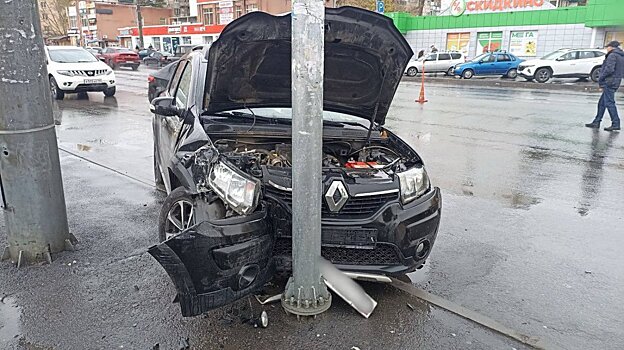 В Пензе у филармонии автомобиль Renault врезался в столб