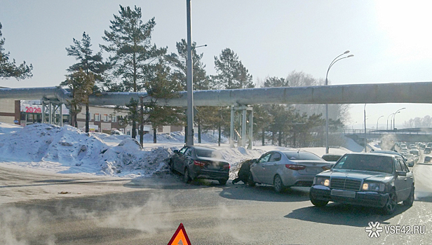 Автомобили попали в аварию на перекрестке в Кемерове