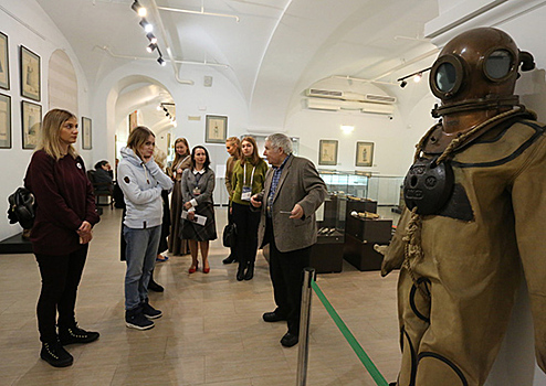 В Центральном военно-морском музее продолжает работу выставка «Шагающие в темноту»