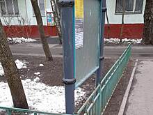 На улице Федора Полетаева починили стенд с информационной табличкой