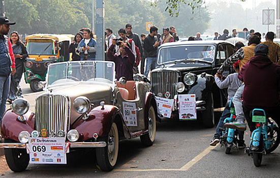 Более 100 классических и раритетных авто проехали по улицам Нью-Дели