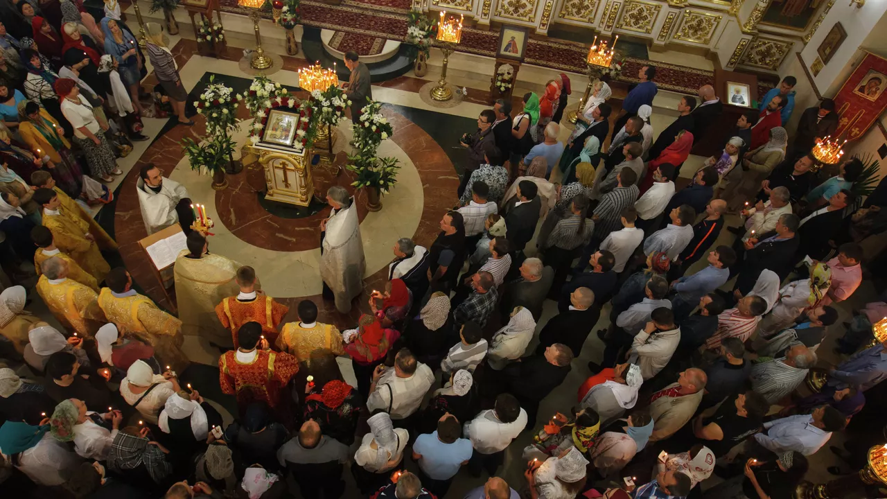 Россиянам объяснили, можно ли некрещеному человеку приходить в церковь на Пасху