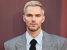 Стилистка объяснила кардинальные изменения в имидже Николаса Холта