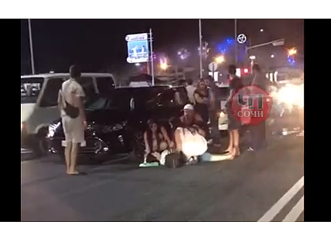 В Сочи женщина попала под колёса легковушки. Видео