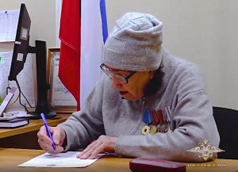 В Мурманской области полицейские вручили российский паспорт пенсионерке из Казахстана, обратившейся к Президенту Российской Федерации через программу «Итоги года с Владимиром Путиным»